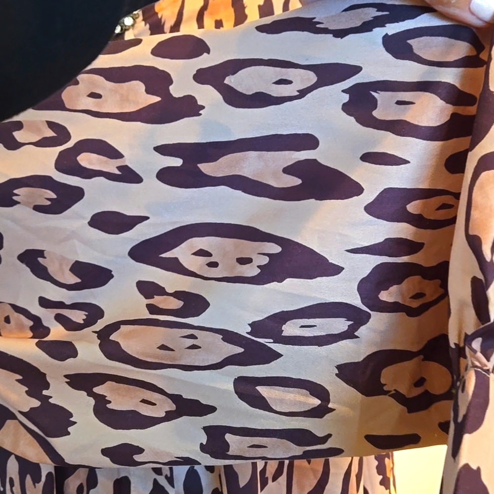 New Leopard blouse Silky fabric Oversized Animal Print. Pit To Pit 22. - Picture 4 of 6